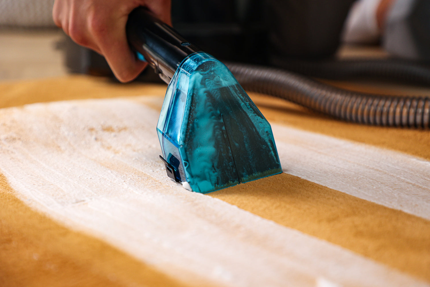 Hoe je hardnekkige vlekken verwijdert uit tapijt, bank en matras