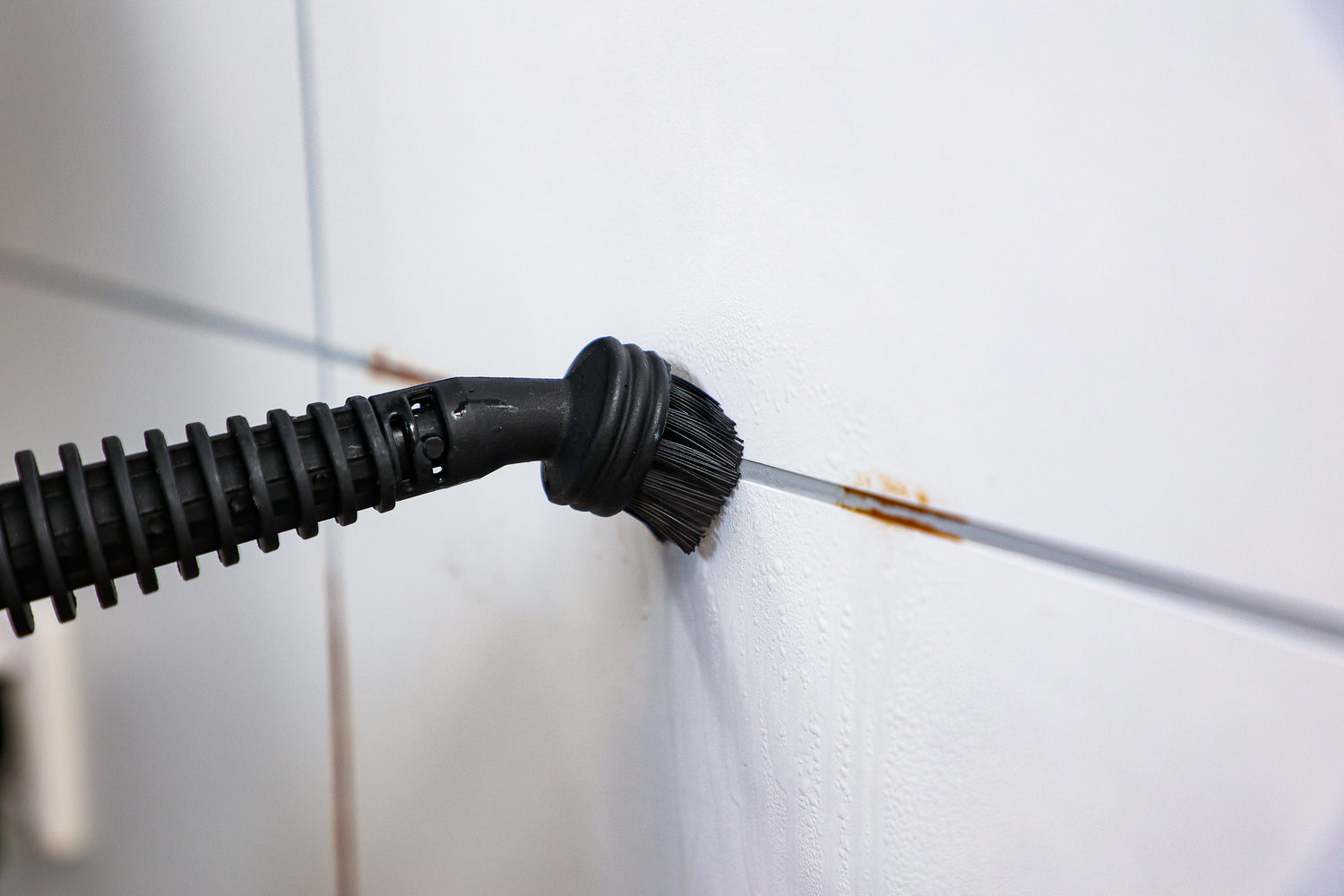 Hoe je tegelvoegen diep reinigt zonder agressieve chemicaliën