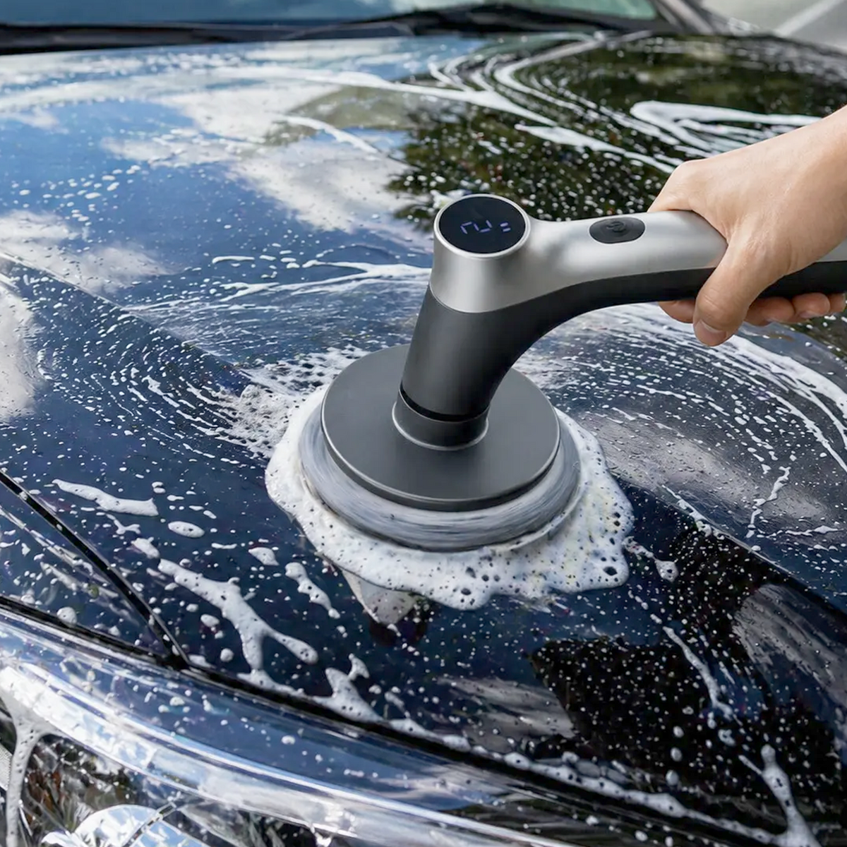Kymo elektrische borstel reinigt een autovelg